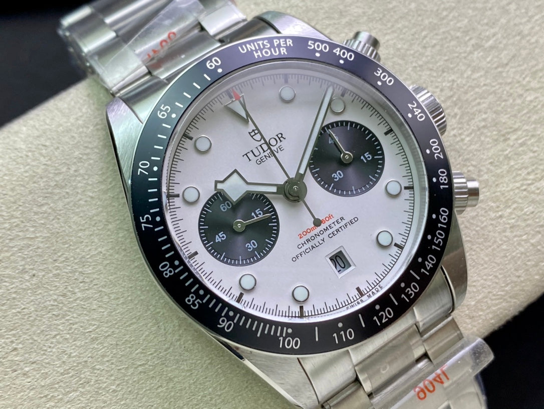 Tudor Timing M79363N, the new Qi Cheng Bi Wan Timing model retains the classic snowflake needle design of Tudor, with an exterior size of 41mm