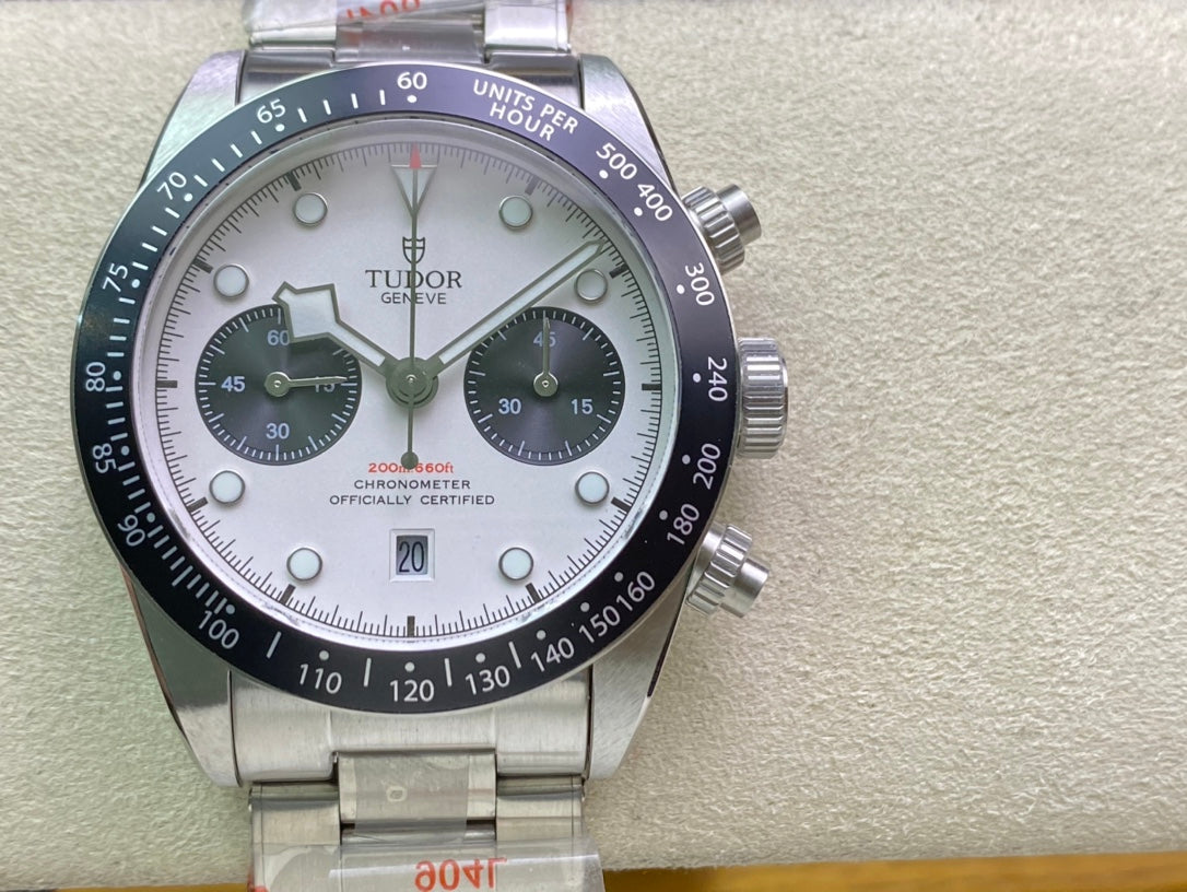 Tudor Timing M79363N, the new Qi Cheng Bi Wan Timing model retains the classic snowflake needle design of Tudor, with an exterior size of 41mm