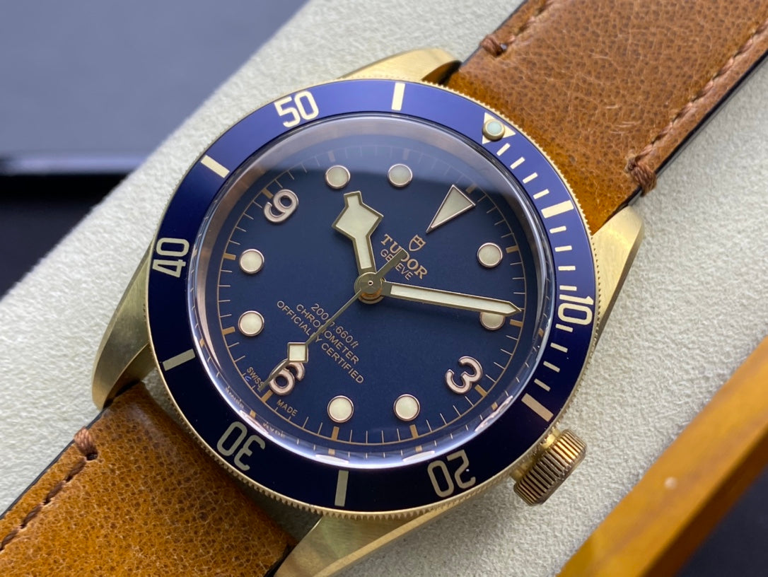 The ultimate version of the ZF factory’s Tudor small copper flower V2 has been shipped. The watch adopts the original 1:1 mold, not only focusing on details but also striving for excellence